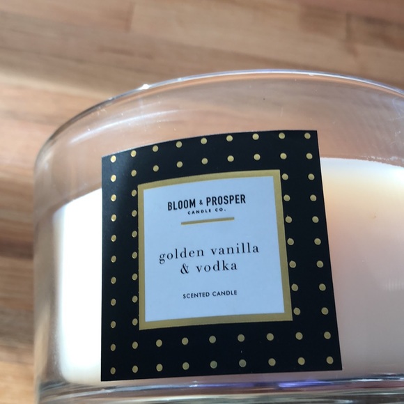 Bloom and Prosper-Golden Vanilla & Vodka scented candle - Picture 3 of 4